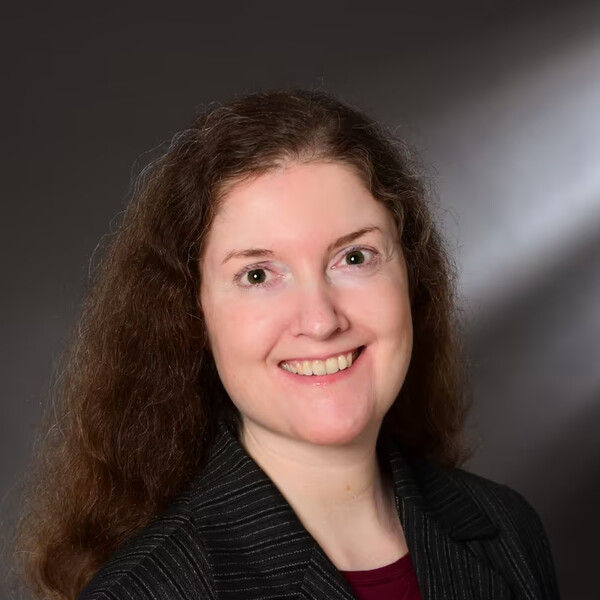 Porträtfoto Dr. Saskia Hoffmann, Beraterin für Sprache und Übersetzung