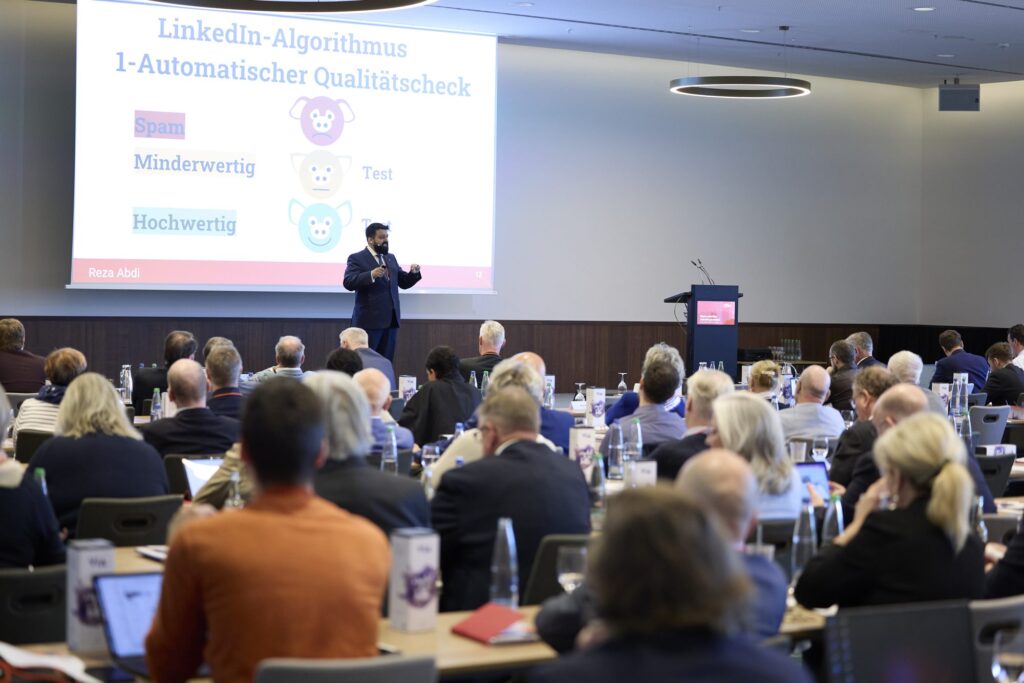 Reza Abdi hält eine Keynote zum LinkedIn-Algorithmus vor vollem Saal