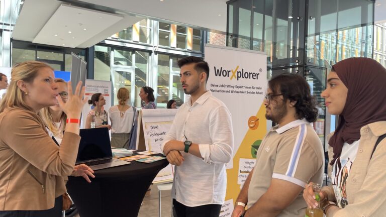 Austausch am Messestand Worxplorer