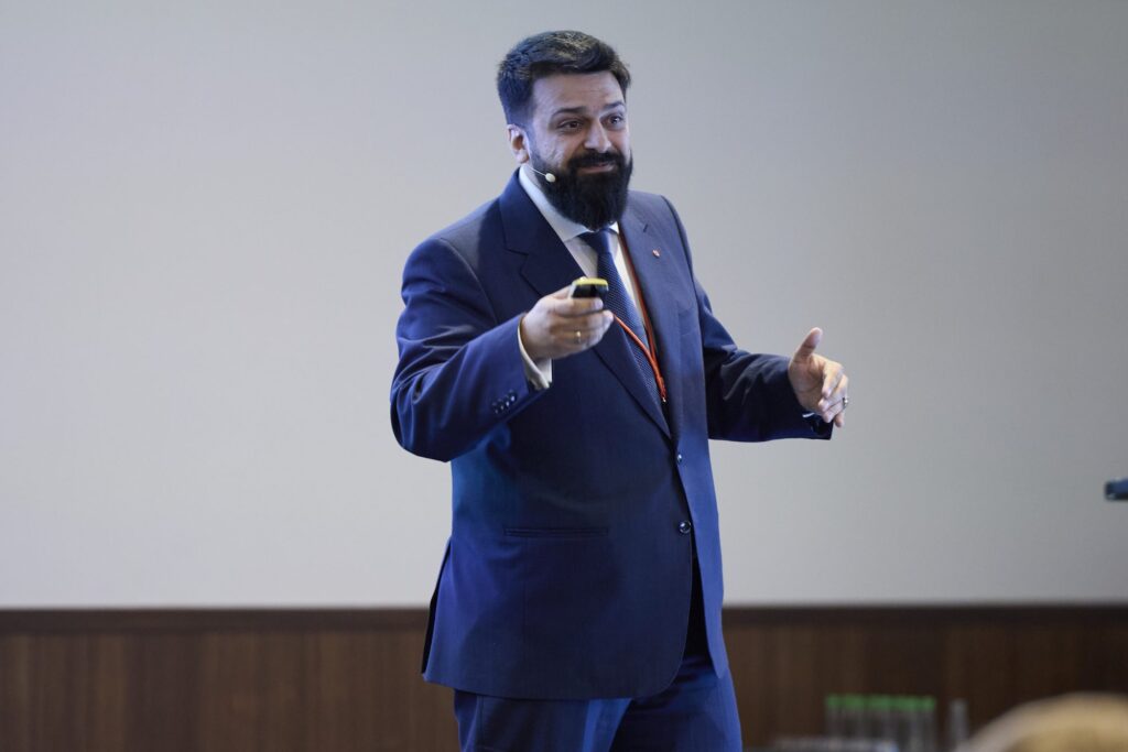 Reza Abdi, Initiator des Innovation Club DACH, auf der Bühne