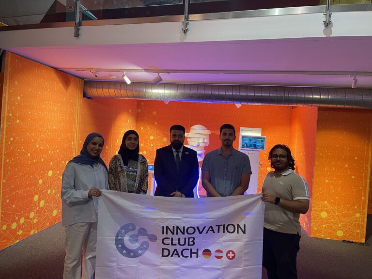 Team des Innovation Club DACH mit Club-Fahne