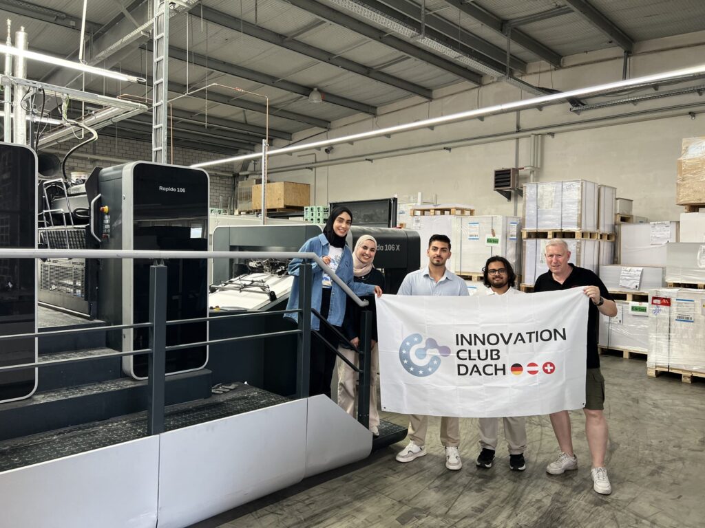 Innovation Club DACH beim Unternehmensbesuch in einer Fertigung